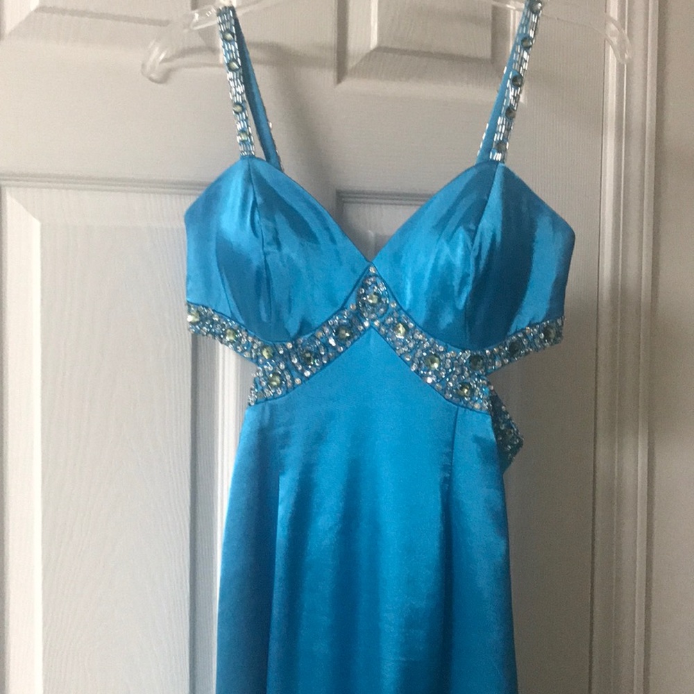 Formal/Prom Dress - Picture 2 of 8